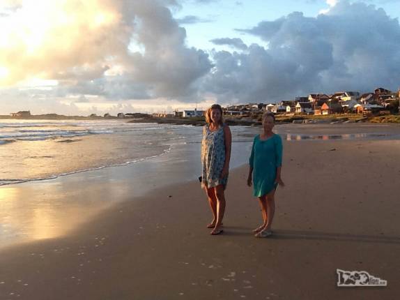 A Ana e a Ixa caminhando na praia de Punta del Diablo, no litoral do Uruguai, logo após o dia nascer